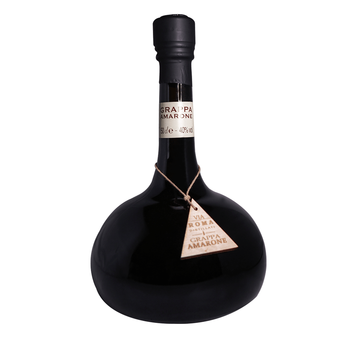 Der Grappa Amarone via Roma, ein kostbares Elixier, präsentiert sich im Glas wie ein funkelnder Rubin, der das Feuer der Leidenschaft einfängt. Ein verführerischer Duft von reifen, sonnenverwöhnten Trauben und einem Hauch von getrockneten Früchten erhebt sich und erzählt von der Symbiose zwischen Wein und Grappa. Dieser Grappa ist eine Hommage an die Kraft und Eleganz des Amarone.