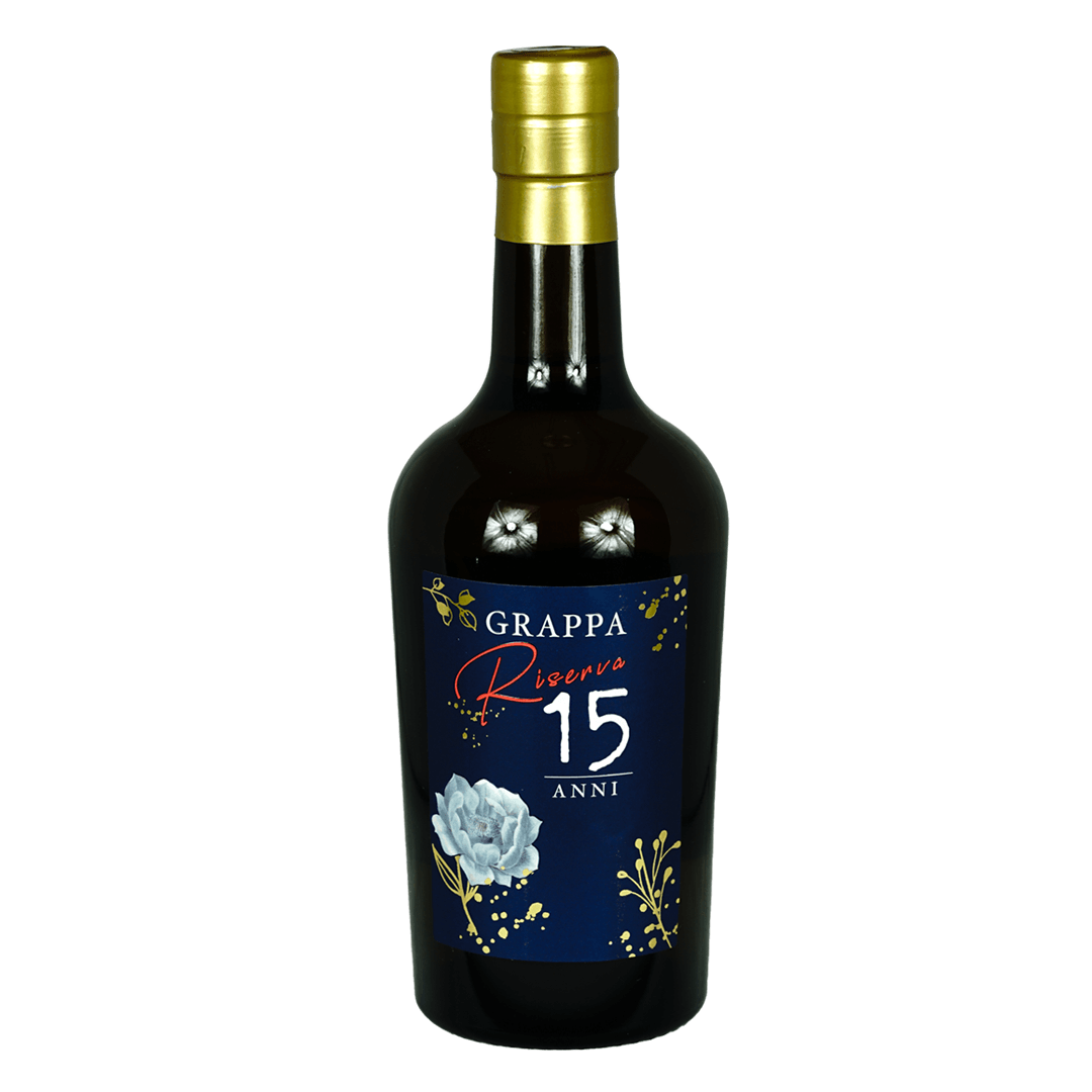 Der Grappa Riserva 15 Anni, ein wahrer Schatz, präsentiert sich im Glas in einem tiefen, schimmernden Mahagoniton, der an das reiche Erbe der Zeit erinnert. Ein betörender Duft von getrockneten Früchten, reifen Pflaumen und einer Nuance von Eichenholz steigt auf und erzählt von der Geduld und Meisterschaft der Reifung. Dieser Grappa ist wie eine Ode an die Kunst der Alterung.