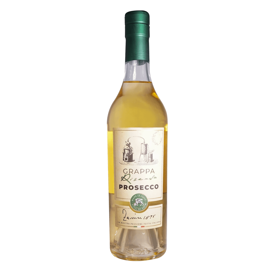 Der Grappa Prosecco Riserva erstrahlt im Glas wie flüssiger Diamant, gefangen im Glanz des Morgentaus. Ein verführerischer Duft von frischen Trauben und blühenden Blumen steigt auf und erinnert an eine idyllische Prosecco-Landschaft. Dieser Grappa erzählt eine Geschichte von Tradition und Leidenschaft, die in jedem Tropfen mitschwingt.