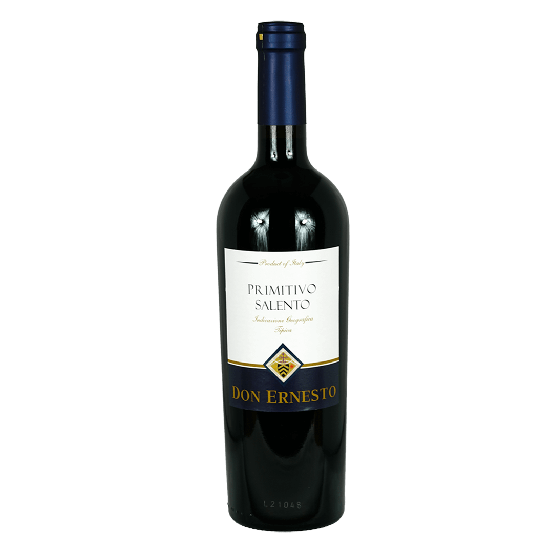 Der Primitivo Salento, stolz verwurzelt in den sonnendurchtränkten Weinbergen Süditaliens, verkörpert die Essenz einer reichen Weinbautradition und leidenschaftlicher Handwerkskunst. Hervorgegangen aus der einzigartigen Primitivo-Traube, die in der Region Salento mit Hingabe und Sorgfalt kultiviert wird, zeichnet sich dieser Wein durch seine unverwechselbare Persönlichkeit aus.