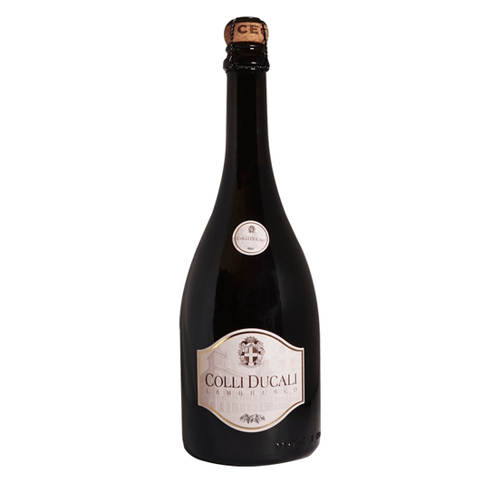 Der Lambrusco Colli Ducali, ein lebendiges Meisterwerk, präsentiert sich im Glas in einem fröhlichen Rubinrot, das die Lebensfreude Italiens widerspiegelt. Ein verführerischer Duft von saftigen Kirschen, wilden Beeren und einem Hauch von würzigen Kräutern steigt auf und erzählt von der Lebendigkeit und Authentizität dieser einzigartigen Region. Dieser Lambrusco ist wie ein Lied der Heimat, das auf der Zunge erklingt.