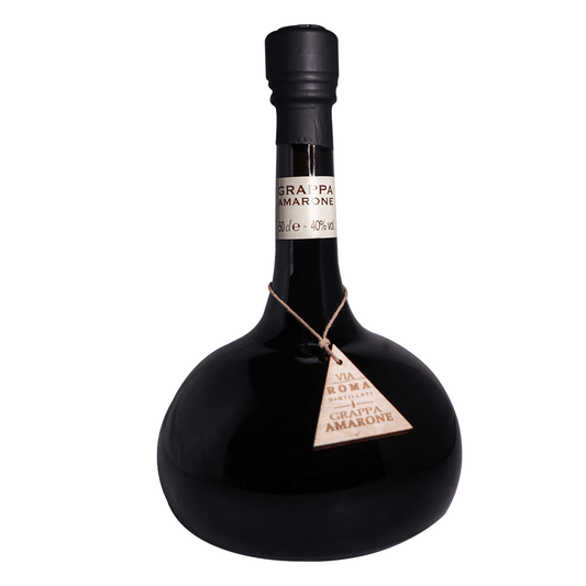 Der Grappa Amarone via Roma, ein kostbares Elixier, präsentiert sich im Glas wie ein funkelnder Rubin, der das Feuer der Leidenschaft einfängt. Ein verführerischer Duft von reifen, sonnenverwöhnten Trauben und einem Hauch von getrockneten Früchten erhebt sich und erzählt von der Symbiose zwischen Wein und Grappa. Dieser Grappa ist eine Hommage an die Kraft und Eleganz des Amarone.