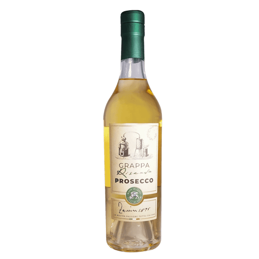 Der Grappa Prosecco Riserva erstrahlt im Glas wie flüssiger Diamant, gefangen im Glanz des Morgentaus. Ein verführerischer Duft von frischen Trauben und blühenden Blumen steigt auf und erinnert an eine idyllische Prosecco-Landschaft. Dieser Grappa erzählt eine Geschichte von Tradition und Leidenschaft, die in jedem Tropfen mitschwingt.
