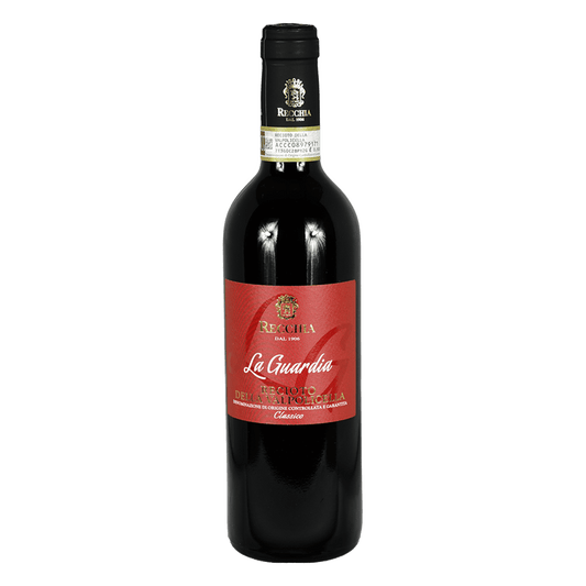 Im Glas präsentiert sich der La Guardia Rotwein in einem tiefen, rubinroten Gewand, das an den Abendhimmel erinnert, wenn die Sonne langsam untergeht. Ein verführerischer Duft von dunklen Beeren, schwarzen Kirschen und einer Spur von würziger Eiche steigt auf und erzählt von einer Geschichte voller Tiefe und Geheimnisse.