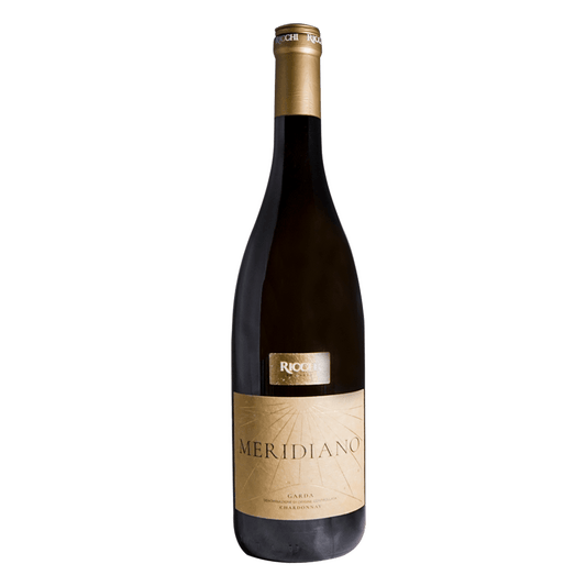 Der Meridiano Chardonnay in Barrique offenbart sich im Glas wie ein geheimnisvoller Sonnenuntergang – mit einem warmen, goldenen Glanz, der das Herz erwärmt. Ein verführerischer Duft von gerösteter Vanille, frischer Ananas und einem Hauch von frisch gebackenem Brioche entfaltet sich in der Luft. Dieser Wein erzählt eine Geschichte von Fülle und Tiefe, wie ein leidenschaftlicher Liebesbrief.