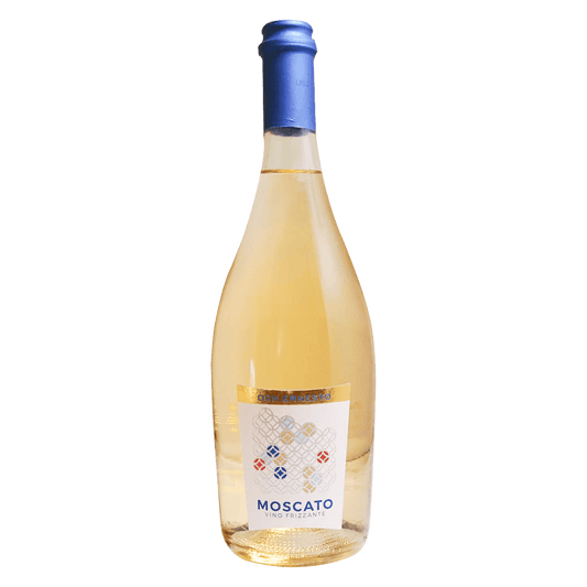 Willkommen in der faszinierenden Welt des italienischen Moscato Frizzante. Ein Wein von höchster Raffinesse, der die Sinne mit seiner subtilen Eleganz und erfrischenden Lebendigkeit verzaubert. Hergestellt aus den feinsten Moscato-Trauben, die unter der italienischen Sonne gediehen sind, präsentiert sich dieser Wein als wahre Hommage an die Handwerkskunst und die Tradition der Weinherstellung.