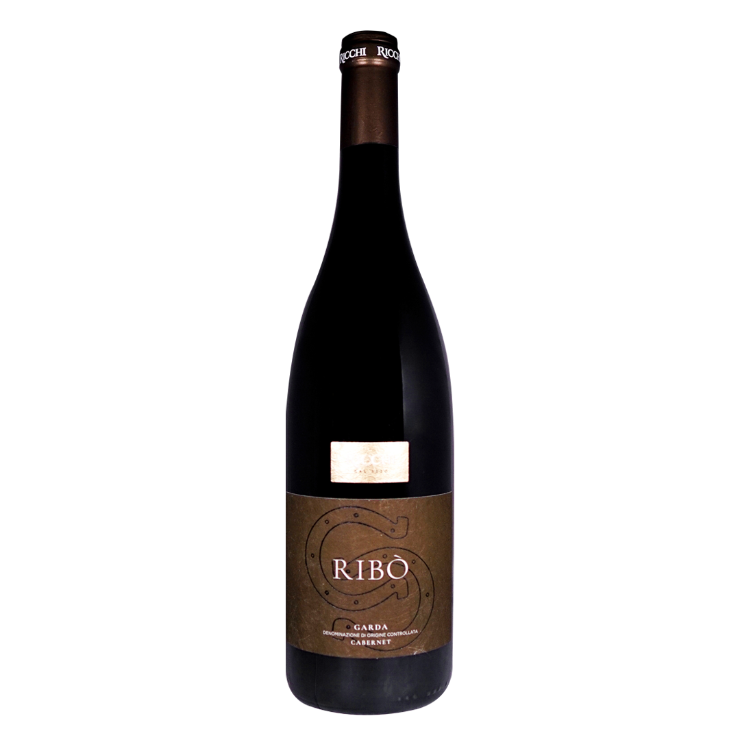 Die edlen Traubensorten Cabernet Sauvignon und Cabernet Franc bilden die Grundlage für den italienischen Wein Ribo. Die Trauben, sorgsam in den letzten September- und ersten Oktoberwochen geerntet, unterziehen sich einem kunstvollen Vinifikationsprozess. Sie werden schonend gequetscht, entrappt und in intensives Rot vinifiziert. Durch eine längere Mazeration mit regelmäßigem Umpumpen wird dabei die Farbe sowie die charakteristischen Aromen der Rebsorten bewahrt.