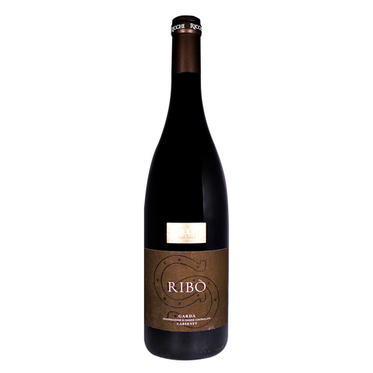 Die edlen Traubensorten Cabernet Sauvignon und Cabernet Franc bilden die Grundlage für den italienischen Wein Ribo. Die Trauben, sorgsam in den letzten September- und ersten Oktoberwochen geerntet, unterziehen sich einem kunstvollen Vinifikationsprozess. Sie werden schonend gequetscht, entrappt und in intensives Rot vinifiziert. Durch eine längere Mazeration mit regelmäßigem Umpumpen wird dabei die Farbe sowie die charakteristischen Aromen der Rebsorten bewahrt.