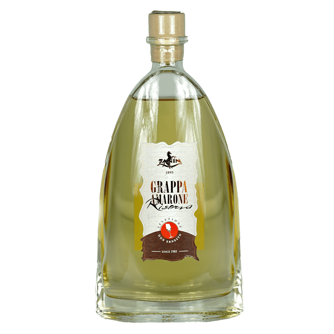 Gebrannt aus dem Trester der Amaronetraube. Die Königstraube der italienischen Rotweine. Die elegante braune Farbe kommt durch die Gärung im Barrique. Das macht die Konsistenz ölig und geschmeidig. Im Geschmack ist dieser Grappa von Vino Don Ernesto intensiv, jedoch nicht kratzend. Holzige Aromen entfalten sich im Gaumen. Begeben Sie sich mit dem Grappa Amarone auf eine italienische Entdeckungsreise.