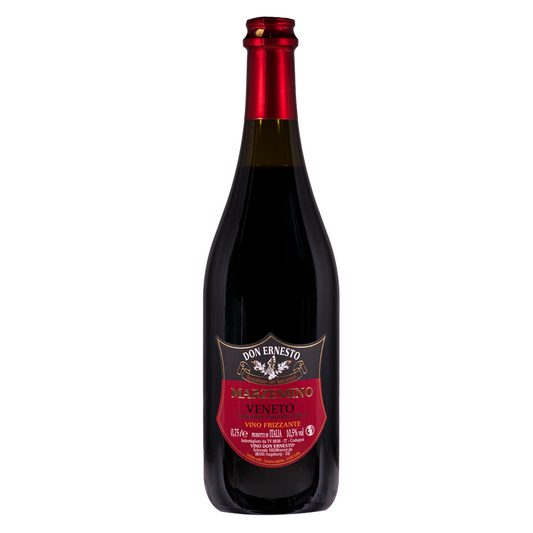 Der Marzemino präsentiert sich im Glas in einem dunklen Rubinrot mit violetten Reflexen. In der Nase entfaltet er intensive Aromen von roten Früchten wie Kirschen und Himbeeren sowie Anklänge von Pflaumen und Gewürzen wie Zimt und Nelken. Im Mund ist er trocken, mit einer angenehmen Säure und weichen Tanninen.