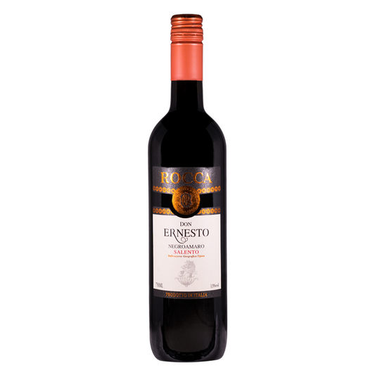 Der Don Ernesto Negroamaro ist unser sogenannter Hauswein, der nach einer geheimen Familienrezeptur hergestellt wird und von niemandem abgefüllt werden darf.  Die Flasche und das Glas präsentieren sich in einem tiefen Weinrot bis Violett. Im Bouquet zeigt er feine Noten von Gewürzen, Kirschkonfitüre und Waldbeeren, die ihm eine saftige und ausgewogene Struktur verleihen. Besonders hervorzuheben sind die ausgeprägten Tannine, die ihm eine gute Struktur verleihen.