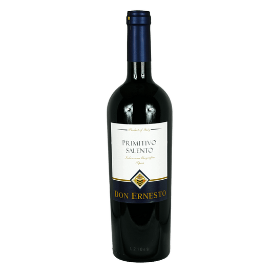 Der Primitivo Salento, stolz verwurzelt in den sonnendurchtränkten Weinbergen Süditaliens, verkörpert die Essenz einer reichen Weinbautradition und leidenschaftlicher Handwerkskunst. Hervorgegangen aus der einzigartigen Primitivo-Traube, die in der Region Salento mit Hingabe und Sorgfalt kultiviert wird, zeichnet sich dieser Wein durch seine unverwechselbare Persönlichkeit aus.