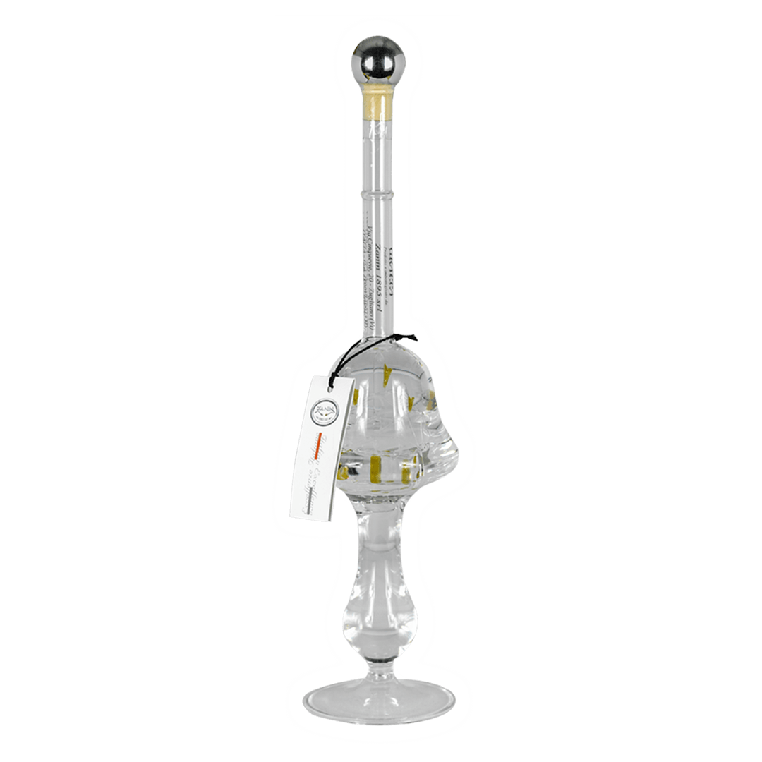 Ein mundgeblasenes Schiff in einer Glasglocke. Macht sich sehr schön als besondere Dekoration oder als Geschenk! Der Inhalt ist ein qualitativer, transparenter Grappa.